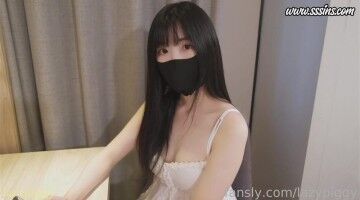 懒懒猪儿_淫妻骚穴在客厅被瑜伽教练大黑屌后入狂操，绿帽老公还在房里睡，精液顺腿流进卧室