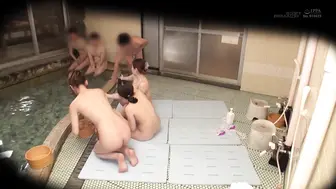 SDMUA-024 [中文字幕]嘿，性感的美女，要不你只裹着条浴巾偷偷溜进男浴室，让男顾客们好好享受一番？超级硬核  #あきばもも #秋叶桃 #きみと歩実 #君户步实 #兼咲みゆ #金崎美优