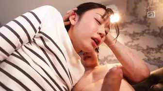 SONE-923 [无码中文字幕]儿子的保育师是个贴心的女孩子 即便被父亲胁迫都不会拒绝的女人 明日叶三叶